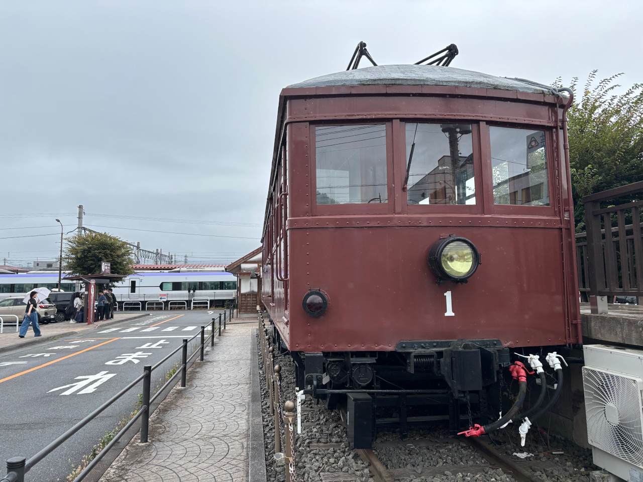 河口湖駅前に保存されている富士山麓電気鉄道モ1号